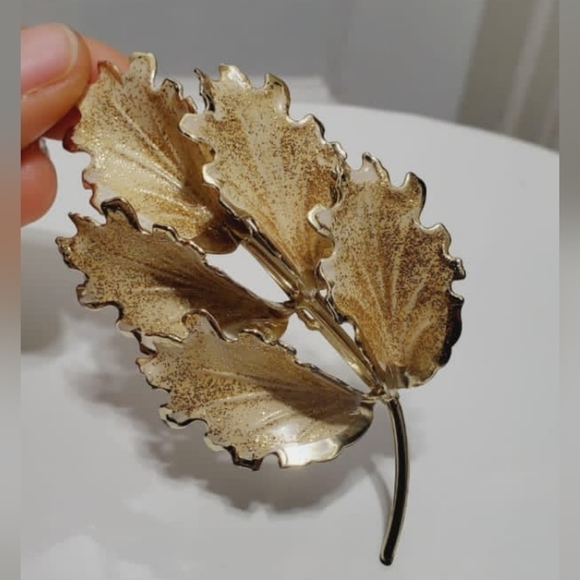 Vintage Maple Leaf Brooch Pin. 🌴 - Picture 3 of 5
